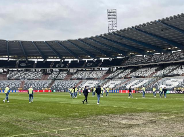 这也行？！比利时国家队主场靠吹叶机吹干积水