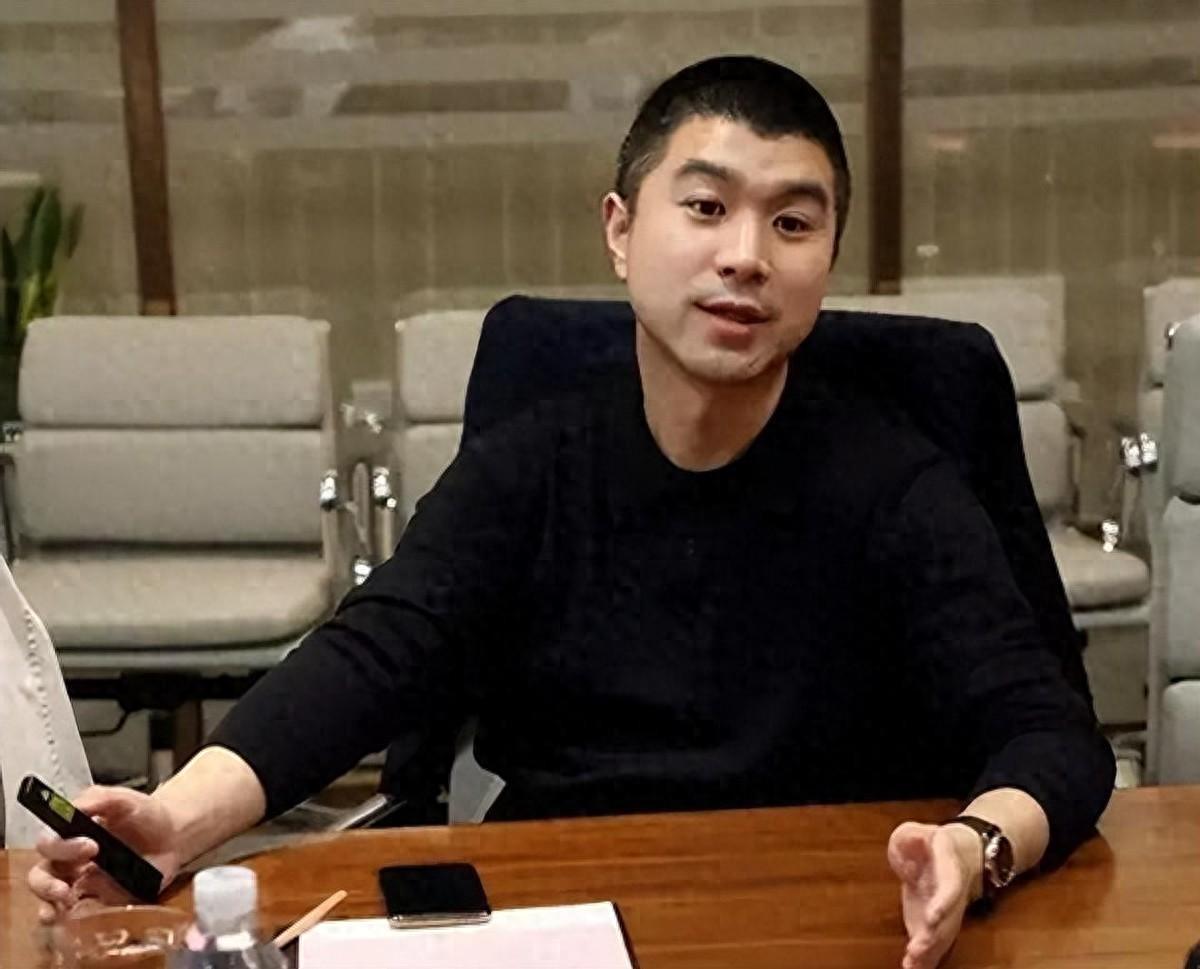 V体育官方网站-卷走53亿！又一大佬带全家跑路，欠中国银行20亿，投资者血本无归