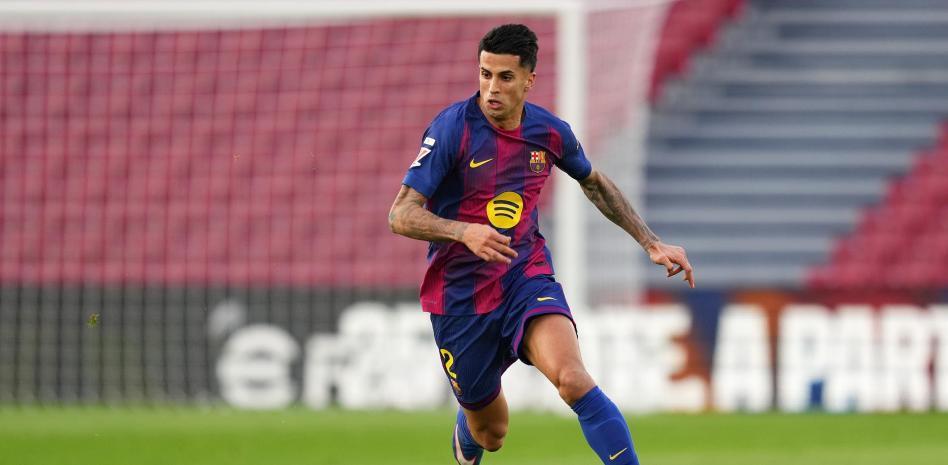 V体育官方网站-世体：一人分饰两角，坎塞洛成功盘活巴萨后防人员配置